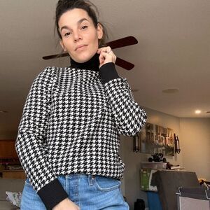 Vintage cashmere blend houndstooth turtle neck. Small